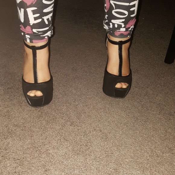 Black t strap platform heels - Picture 1 of 3